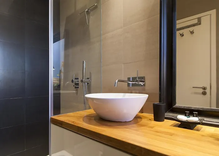 Chic 1-bed Flat With Balcony, View And Workspace, 5mins To Santa Justa Lift *