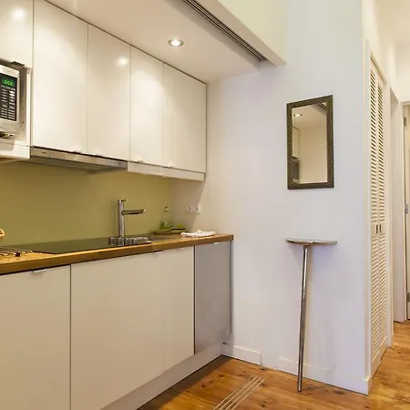 Apartment Chic 1-bed Flat With Balcony, View And Workspace, 5mins To Santa Justa Lift *